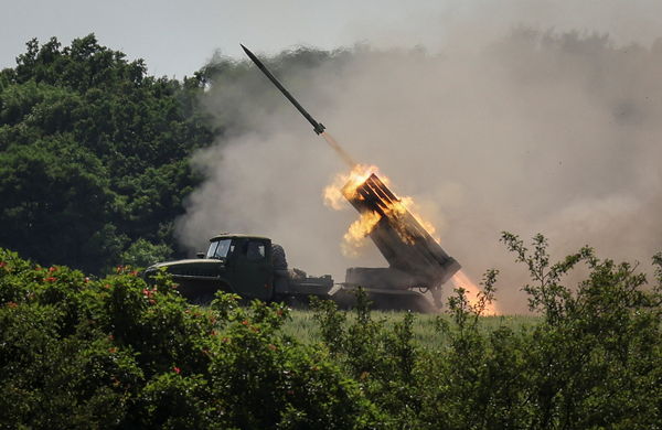 ▲▼烏克蘭軍隊在盧甘斯克地區朝俄軍發射BM-21火箭炮。（圖／路透）