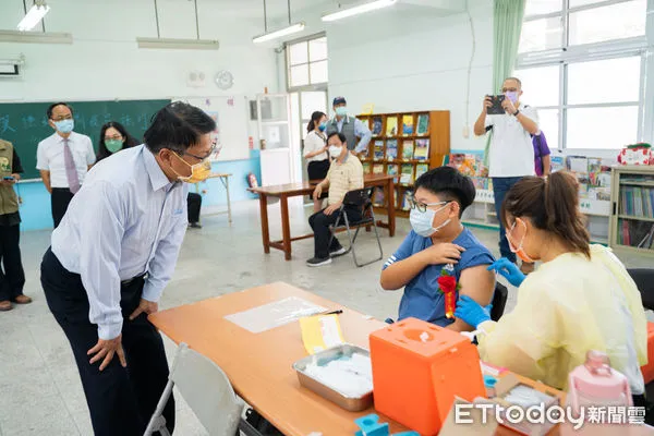 ▲縣長潘孟安到仁愛國小關心學童友施打疫苗情形             。（圖／記者陳崑福翻攝）