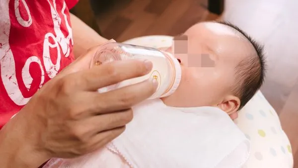 ▲▼寶寶喝奶,新生兒。（圖／pakutaso.com）