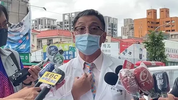 ▲▼中港澄清醫院急診室有近半護士確診，彼此互打點滴撐下去，醫療副院長黃仁杰表示，已調動支援。（圖／民眾提供，下同）