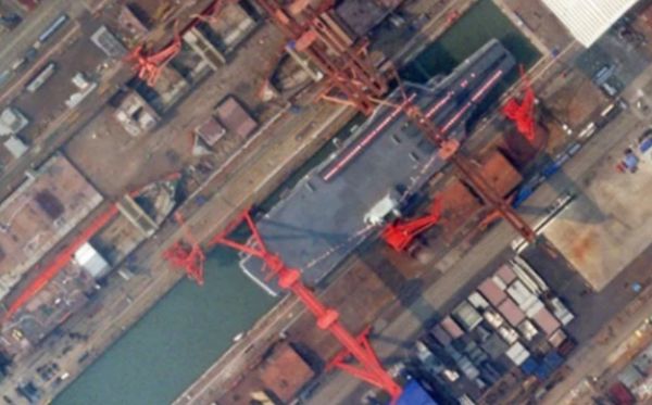 ▲▼ 拍攝於6月14日下午的003型航母衛星圖片，可見航母所在船塢內已經開始註水             。（圖／翻攝 Planet Labs ）