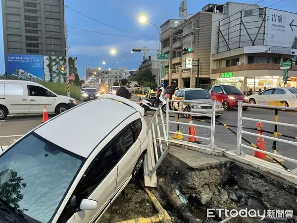 ▲台南市中西區民權路與華平路口，15日晚上發生1起自小客車相撞車禍，並造成郭姓施工交管人員，被撞摔落坑洞受傷。（圖／民眾提供，下同）