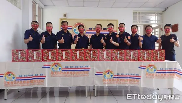 ▲潮州警友辦事處致贈潮州警分局「破案茶」             。（圖／記者陳崑福翻攝，下同）