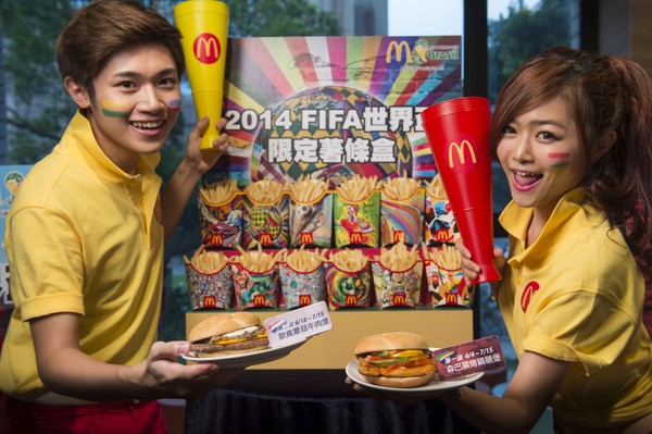 若從即日起到7月15日間，購買中薯或大薯，即可獲贈「FIFA世界盃薯條盒」，一共有12款隨機送出。