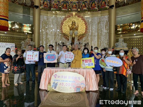 ▲三峽普賢寺與台東大佛寺聯合捐贈愛的手鍊。（圖／記者楊漢聲翻攝）