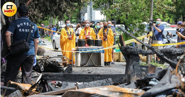 正義輪胎行大火導致8死悲劇，屋主今上午強忍悲傷，重回現場招魂。（圖／張文玠攝）