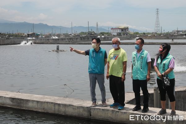 ▲民眾黨立委張其祿、屏東縣黨部主委林育先等人了解石斑魚遭陸禁入境後對養殖戶的衝擊。（圖／民眾黨提供，下同）