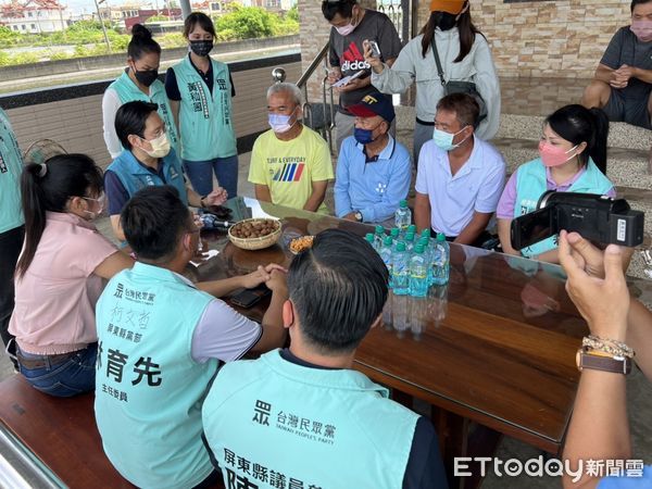 ▲民眾黨立委張其祿、屏東縣黨部主委林育先等人了解石斑魚遭陸禁入境後對養殖戶的衝擊。（圖／民眾黨提供，下同）