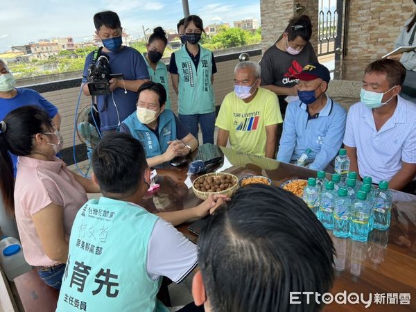 ▲民眾黨立委張其祿、屏東縣黨部主委林育先等人了解石斑魚遭陸禁入境後對養殖戶的衝擊。（圖／民眾黨提供，下同）