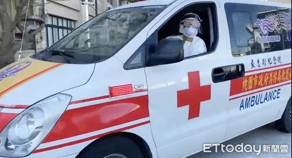 ▲桃園市90歲吳姓男子15日上午被家人發現在家中失去意識，送醫急救後不治，醫護人員檢驗出新冠肺炎陽性確診；另一名69歲蘇姓婦人倒臥浴室，送醫急救後不治，醫護人員驗出也是陽性確診個案。（資料照／記者沈繼昌攝）