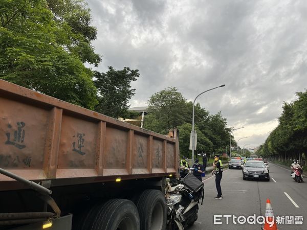 ▲▼外送員撞路邊砂石車慘死。（圖／記者陳雕文翻攝）