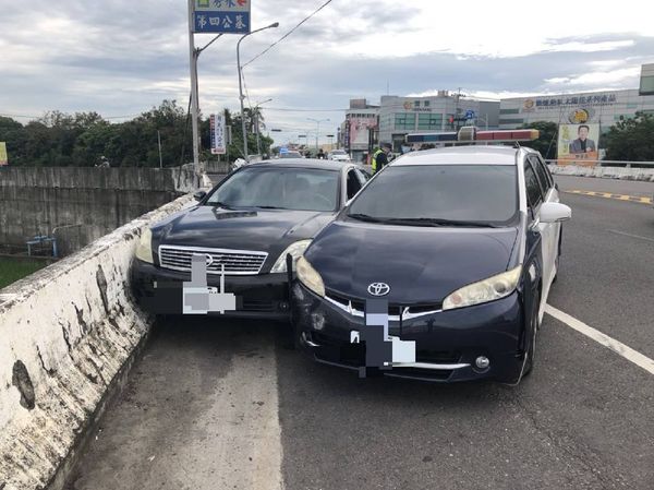 ▲彰化酒駕男闖紅燈拒檢又撞警車。（圖／民眾提供）