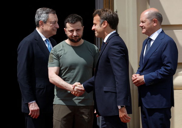 ▲▼法國總統馬克宏、德國總理蕭茲（右）、義大利總理德拉吉（左）訪問基輔。（圖／路透）