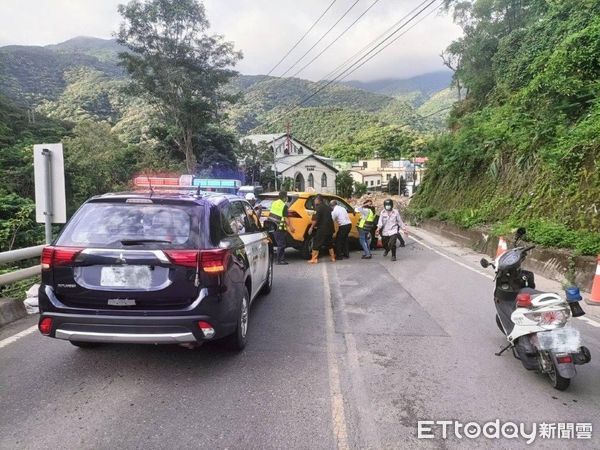 ▲枋寮警分局草埔派出所警員余俊賢會同民眾徒手搬動車輛             。（圖／記者陳崑福翻攝，下同）