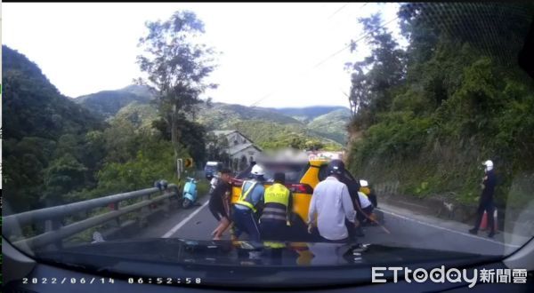 ▲枋寮警分局草埔派出所警員余俊賢會同民眾徒手搬動車輛             。（圖／記者陳崑福翻攝，下同）