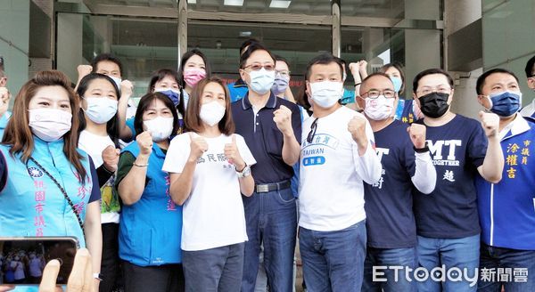 ▲桃園市長參選人張善政今天在桃園市政府前與羅智強合體行腳，會後為張善政打氣加油。（圖／者沈繼昌翻攝）