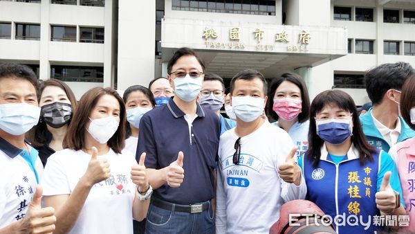 ▲桃園市長參選人張善政今天在桃園市政府前與羅智強合體行腳，行腳前為張善政打氣。（圖／者沈繼昌翻攝）