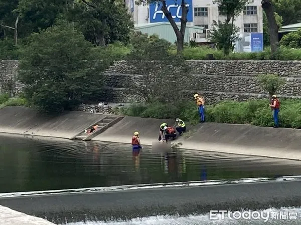 ▲▼台中一名男釣客，被發現落水趴在港尾溪，經送醫搶救仍不治。（圖／記者許權毅翻攝）