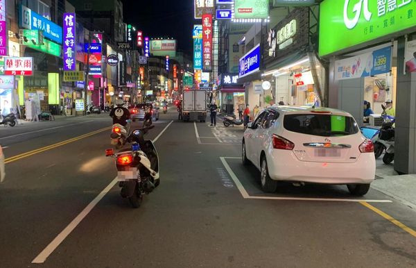 ▲▼警方路邊取締違停車輛，他拍照諷警車『停在機車道』反被打臉。（圖／翻攝自爆廢公社）