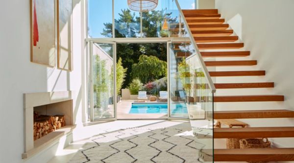 ▲▼英國71歲阿嬤贏得350萬英鎊的豪宅。（圖／翻攝Omaze）