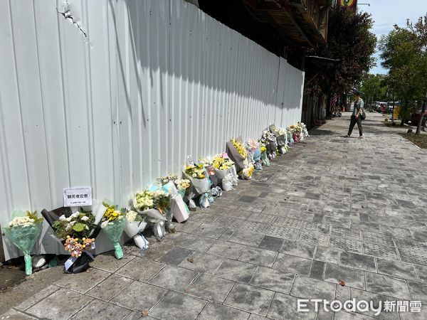 ▲▼新竹東大路輪胎行縱火8死，民眾到門口送花。（圖／記者陳凱力翻攝）