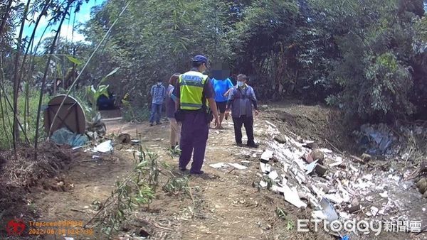 ▲警方獲報在嘉義縣中埔鄉灣潭村1處農地非法傾倒廢棄物，協同環保局人員到場稽查。（圖／記者翁伊森翻攝）