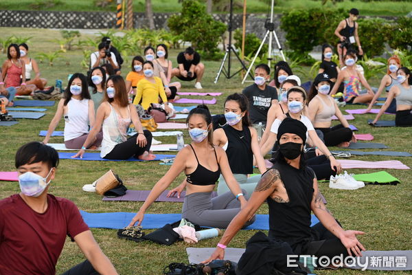 ▲夏季號首場活動《日出海洋 晨曦瑜珈》。（圖／記者楊漢聲翻攝）