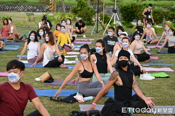 ▲夏季號首場活動《日出海洋 晨曦瑜珈》。（圖／記者楊漢聲翻攝）