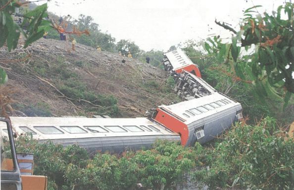 ▲列車當時翻覆狀況，前面的火車頭、十、九、八車都摔落到山坡下。（圖／吳漢成《世紀大冤案：南迴搞軌》授權，請勿隨意翻拍，以免侵權，下同）