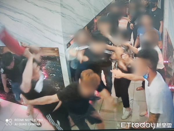 ▲雲林虎尾鎮KTV爆發酒客衝突，2包廂人馬衝出互毆。（圖／記者蔡佩旻翻攝）
