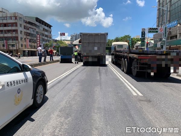 ▲▼高雄車禍，大頭夾小頭「1秒猛撞」駕駛受傷！　大街急剎「折甘蔗」畫面曝。（圖／記者吳奕靖翻攝）