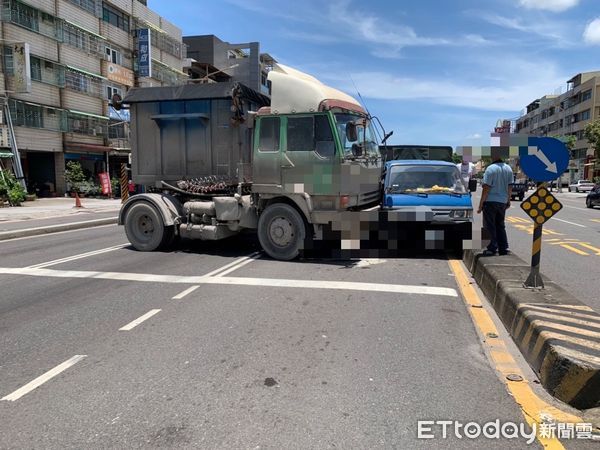 ▲▼高雄車禍，大頭夾小頭「1秒猛撞」駕駛受傷！　大街急剎「折甘蔗」畫面曝。（圖／記者吳奕靖翻攝）