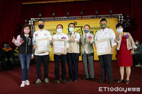 記者林悅／台南報導科崑山技大學18日在雲青館舉行110學年度畢業典禮，同步為創校57週年辦理慶祝大會，典禮上邀請國際名廚江振誠、冠軍麵包師傅吳寶春及藝人韋禮安，為畢業生帶來祝福與表演。此外，崑大「吳寶春烘焙學院」同時舉行開幕儀式，並舉辦蔬食、文創品牌市集，結合學生社團表演，活動精彩豐富，為畢業生留下美好回憶。欣逢畢業季與創校57週年，崑大今年結合活動舉行 「110學年度畢業典禮暨創校57週年校慶」，歡送近2800位畢業生，典禮上除頒發學位證書，也表揚「成績優良獎」、「優秀青年校友獎