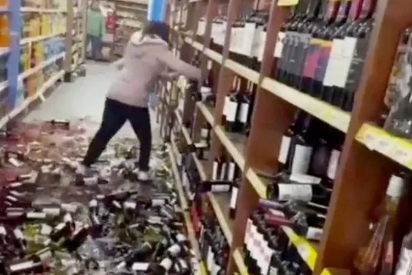 ▲▼羅丹上班時突然被告知公司已將她解僱，氣得當場砸店洩憤。（圖／翻攝自推特／@PolicialesON）