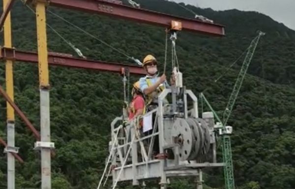 ▲▼影／香港高空吊籃「鋼纜突脫落」　兩工人20樓墜落當場身亡。（圖／翻攝推特）