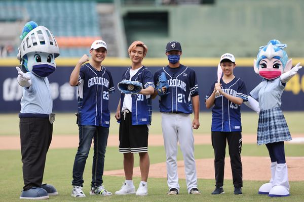 ▲台灣大哥大總經理林之晨出席「台灣大哥大悍將中學」主題日，與開球嘉賓鄭樸璿、炎亞綸一起為悍將加油。（圖／台灣大提供）