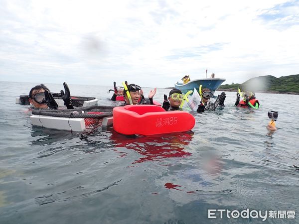 ▲新北海洋教育向下扎根　福連畢業生潛水放流九孔鮑幼苗。（圖／新北市農業局提供）