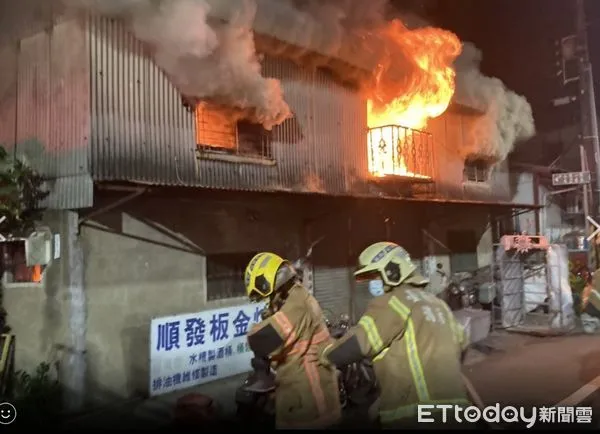 ▲台南市歸仁區中山路一段1處民宅晚上發生火警，1名48歲民眾自行跳樓逃生，但手、臉分受燒傷及嗆傷，以救護車送成大醫院救治。（圖／記者林悅翻攝，下同）