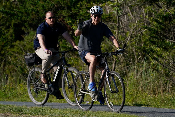 ▲▼美國總統拜登騎自行車時摔倒。（圖／路透）
