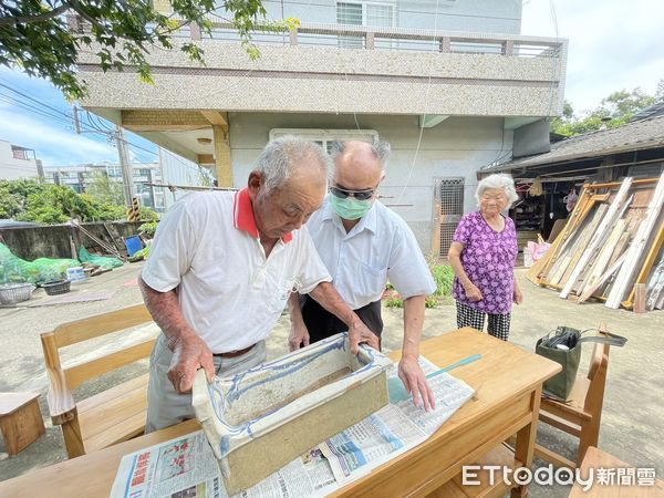 ▲88歲的吳子中老先生把百年馬桶，送交文化局調查收藏。（圖／記者林悅翻攝，下同）