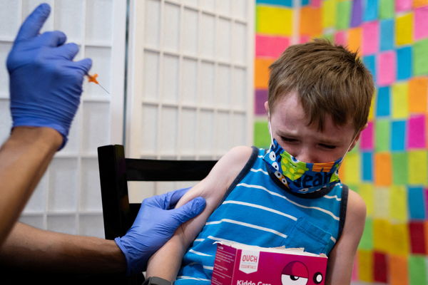 ▲▼美國CDC建議6個月至5歲嬰幼兒接種新冠疫苗，最快21日可開打BNT與莫德納。圖為美國賓州5歲男童Brady Bubel接種BNT疫苗。（圖／路透）