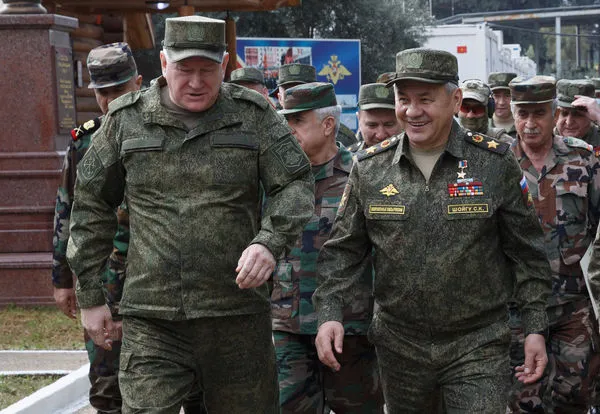 ▲▼俄羅斯空降部隊指揮官謝爾久科夫（Andrey Serdyukov，左）與國防部長蕭依古（Sergei Shoigu，右）。（圖／達志影像）