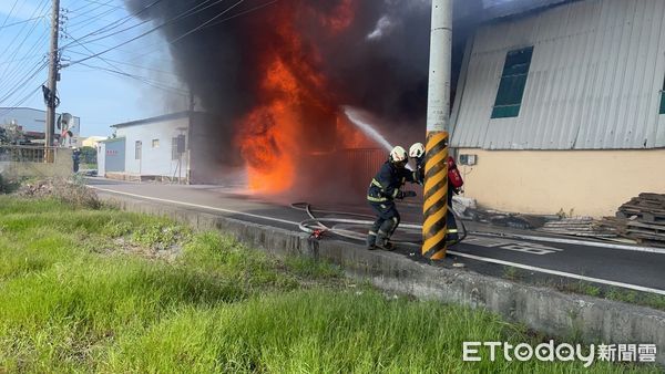 ▲▼彰化一處塑料回收場傳出大火，現場黑煙狂竄。（圖／民眾提供）