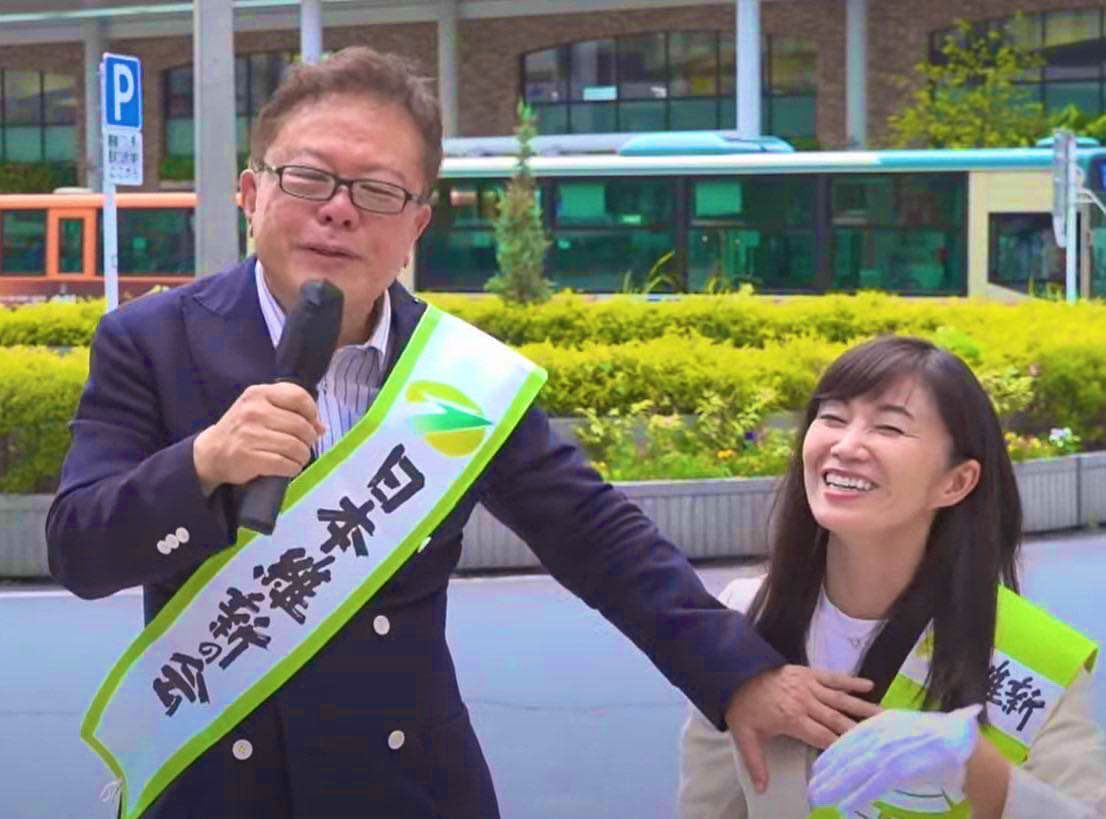 ▲▼前東京都知事海老澤由紀12日站台造勢時，竟出手觸摸同黨女參選人海老澤由紀的胸部。（圖／翻攝自推特）