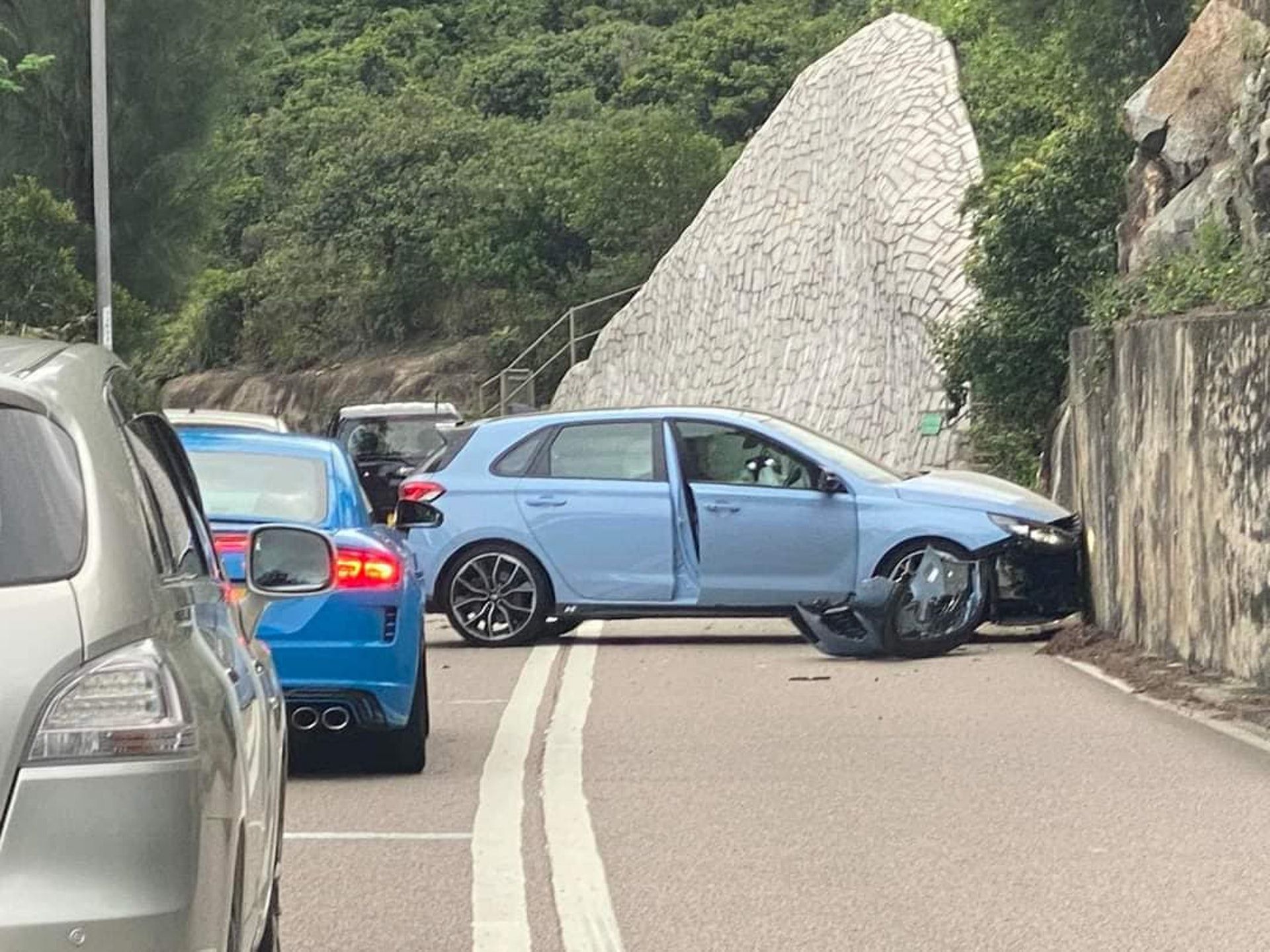 ▲一名車主在山路甩尾過彎，結果為了閃避對向車衝撞擋土牆「起飛」。（圖／翻攝自YouTube／車CAM特警）