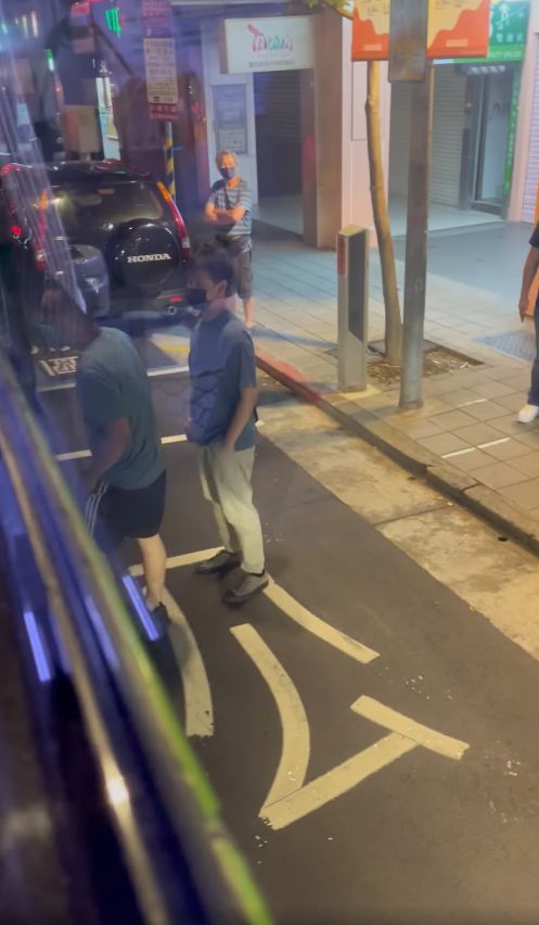 賓士男停公車格，被按喇叭還跑去嗆司機。（圖／翻攝自Facebook／爆料公社）