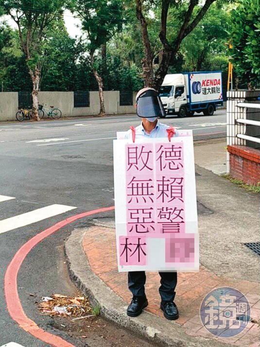 王先生（圖）不滿林姓員警與他女兒偷情還告他，特地到霧峰分局門口抗議。（讀者提供）