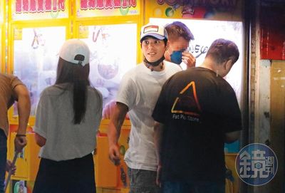 藍正龍夜市放風4小時…鹹酥雞吃到早餐店! 撐傘護花送女生回家
