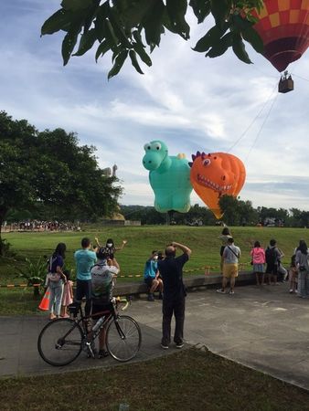▲桃園石門水庫熱氣球歡迎小朋友收球體驗。（圖／觀旅局提供）