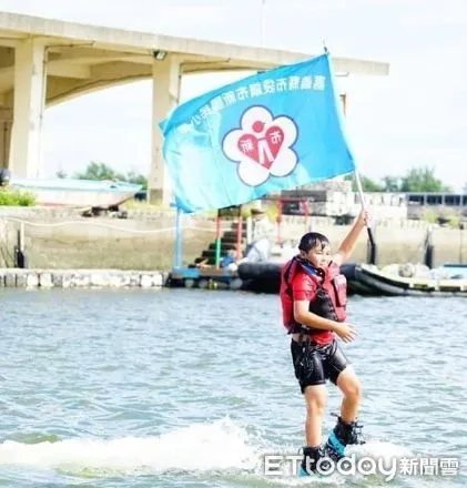 ▲▼畢業生搭乘水上鋼鐵人成為另類畢業典禮。（圖／記者翁伊森翻攝）